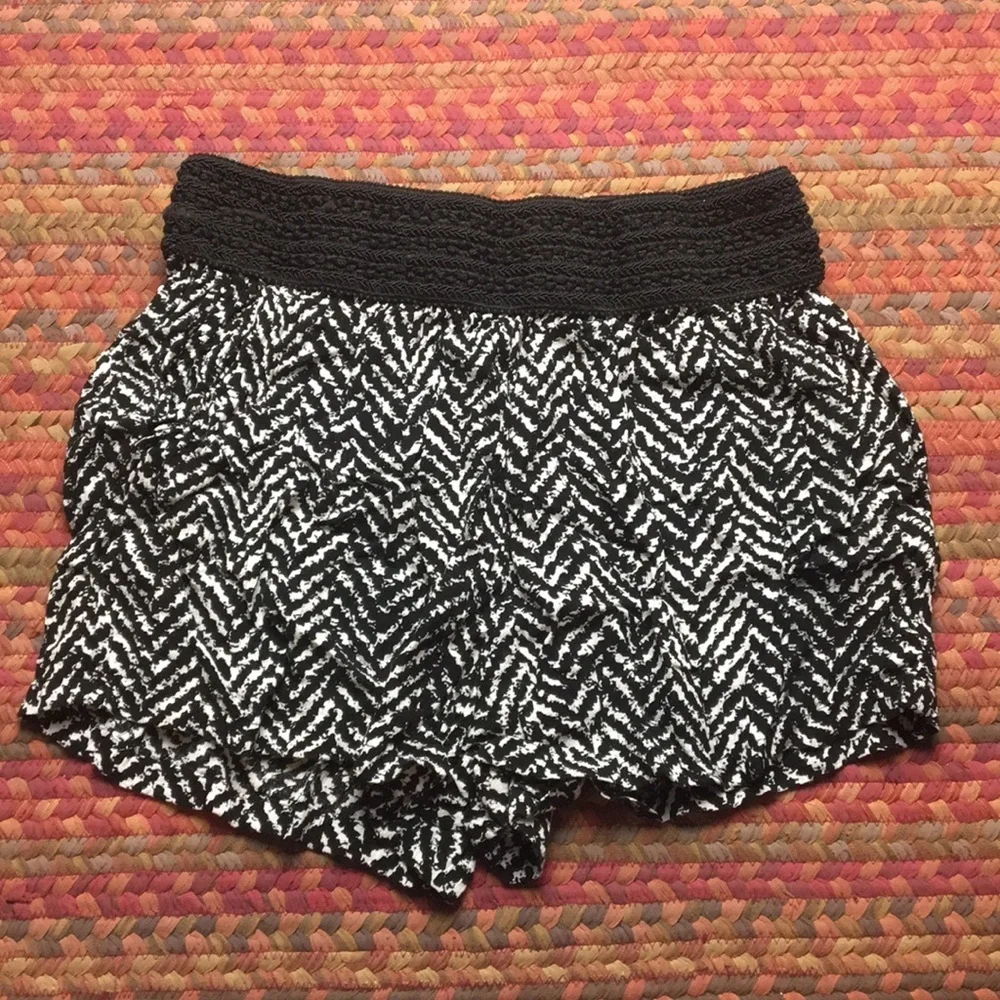 BLACK AND WHITE STRIPE STRETCHY SHORTS